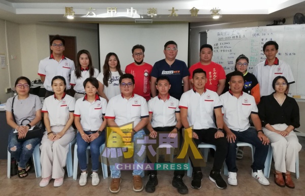 甲华堂青新届理事成员。前排左起陈舒枚、郑宝珠、吴寀允、罗尹津、骆文杰、陈志豪、萧家亿及陈诗怡。