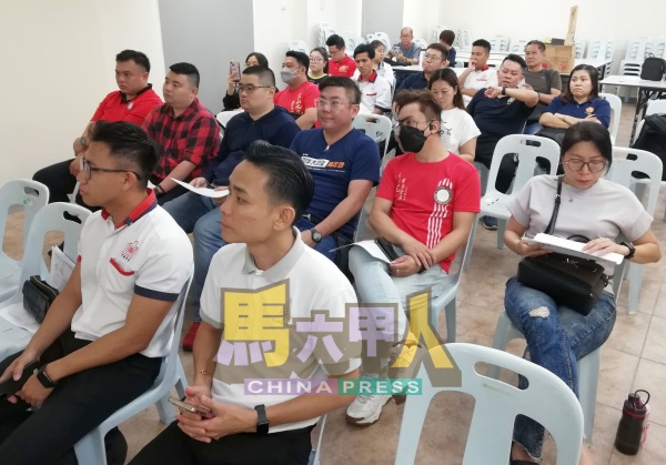 团员踊跃出席会员大会。