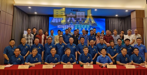 出席会员大会的成员大合照,前排左起陈诗胜、史瑞祥、姚玉辉、曾华金、孙栋樑、房有平、邱昫鸣及刘金裕。