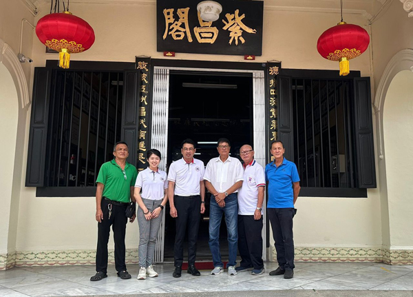 ■紫昌阁理事吁善长仁翁大力支持赞助慈善晚宴,左起为福利陈华峰、副总务郑慧荺、阁长李献、顾问陈镇城、总务周南奕及署理阁长雷原顺。