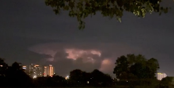 ■马六甲海域上空持续闪现的红色雷电异光,持续至少半小时。
