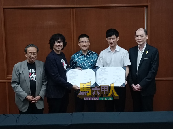 ■马来西亚二十四节令鼓协会与“又见马六甲”剧院签署《文化策略伙伴备忘录》,左起陈再藩、吴圣雄、黄家和、雷鹏及巫光伦。