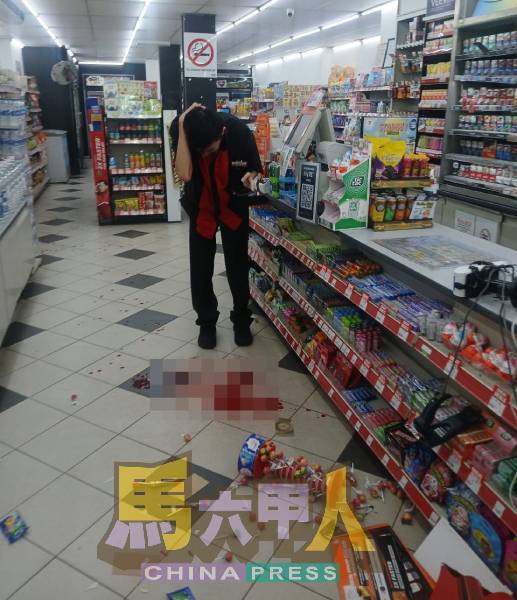 便利店男店员疑遭打劫致后颈受伤流血。
