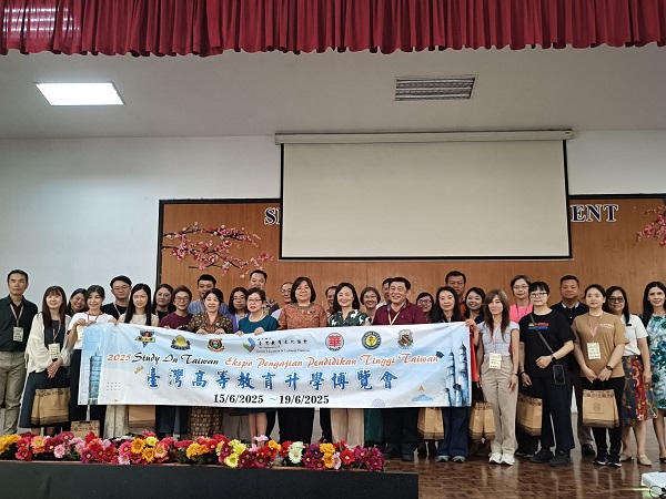 ■马来西亚台湾教育文化协会今年邀请了18所台湾各大专院校来马举办升学博览会。前排左6起为郭贞莹、张秋蓉、林婷心、杨修玮及马秋南。