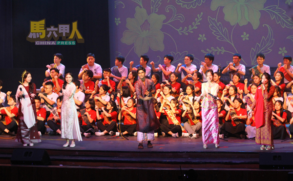 ■理二善与理三仁同台演绎《Dikir Barat》,展现我国多元文化魅力。
