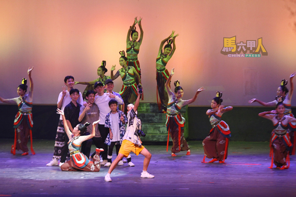 舞蹈团演出《沧歌》,结尾巧妙呈现“游客”轮番打卡舞者的趣味场景。