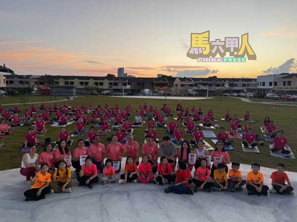 ■超过150名瑜伽爱好者清晨齐聚哥打拉沙马那昌明休闲公园,参与“悦 Joy”慈善瑜伽活动。