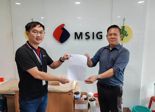 ■本报林钦为(右起)和MSIG 保险公司甲州主管张福君,一同公布小记者及青少年记者培训营细则。