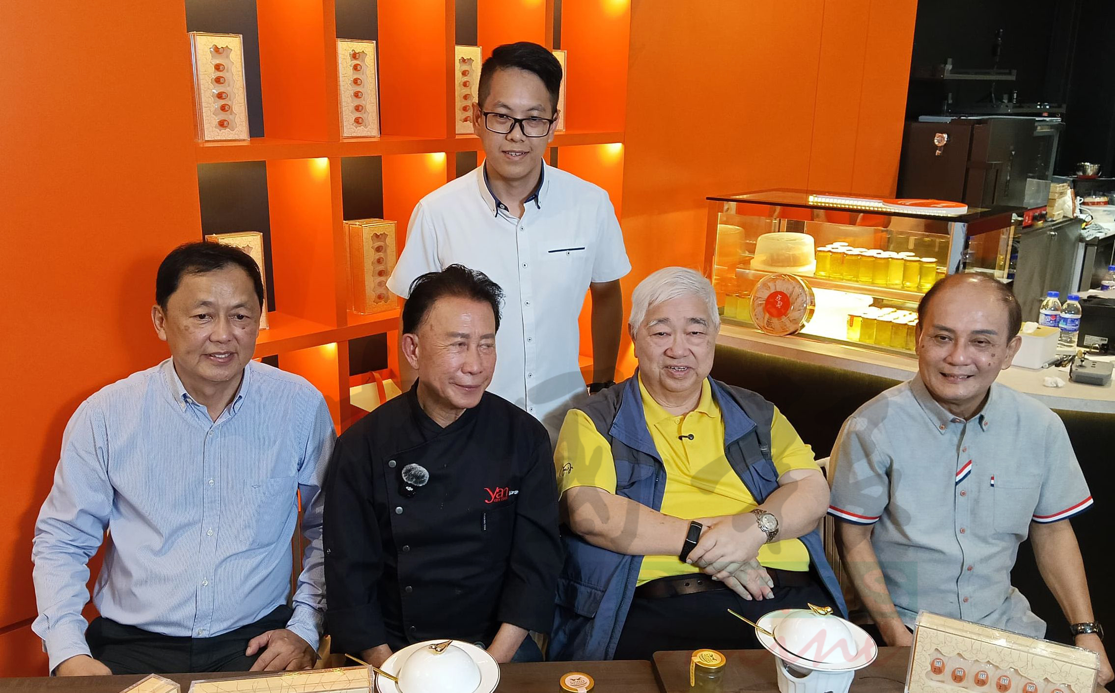 甄文达（前排左2起）与梁文韬到访马六甲探索和推广甲州美食。左为陈美农，右是李传财及陈炜建（后）。