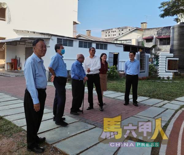 房有平(右起)、林碧仪、魏佑杰、曾昭明、史进福及辜保瑜巡视掊风运动场。
