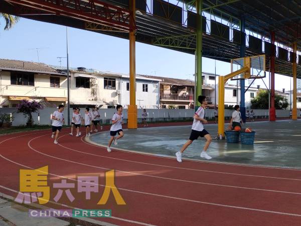 运动场跑道为200公尺。
