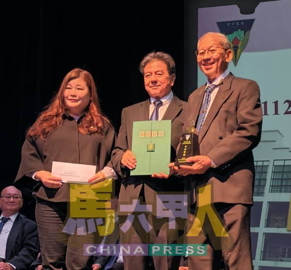 黄雪莱(左起)及史进福,颁发“第29届马六甲培风中学张雅山服务精神奖”给个人长期服务精神奖得主之一的陈光成。