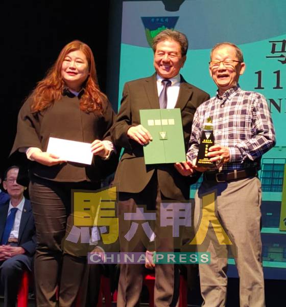 唐辉利(右)同样荣获“第29届马六甲培风中学张雅山服务精神奖”之个人长期服务精神奖。