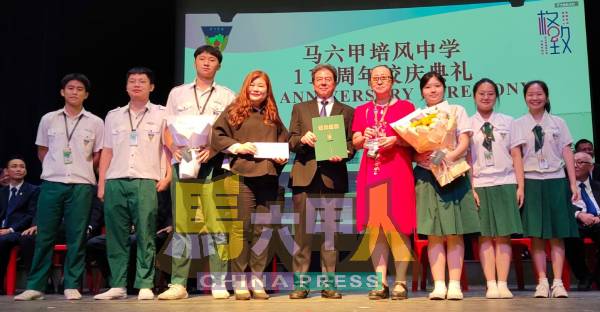 刘梦玲老师(右4)获得“第29届马六甲培风中学张雅山服务精神奖”之教职员服务精神奖,学生们同时献上鲜花祝贺。