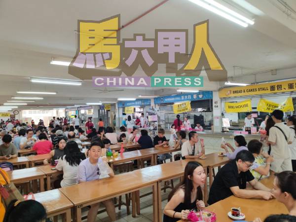 培风中学校庆吸引大批校友、学生家长与民众共襄盛举，人潮从早上开始便络绎不绝。