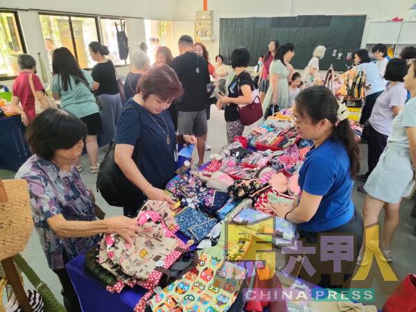 精致的手作产品，吸引民众目光。