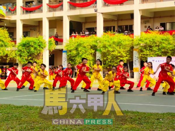 培风第一小学呈献“壮志凌云”武术表演。