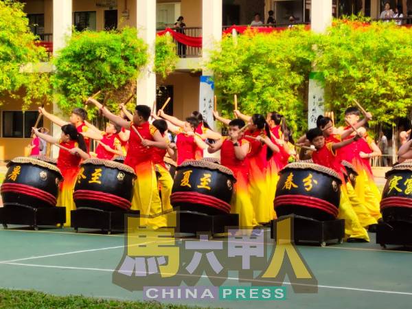 培风第二小学的二十四节令鼓表演，鼓声铿锵有力、节奏分明，展现出小鼓手们的默契与力度。