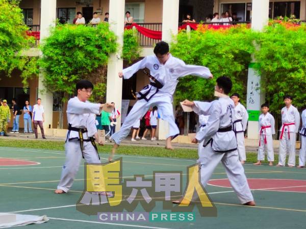 跆拳道高空踢板表演,赢得热烈掌声。