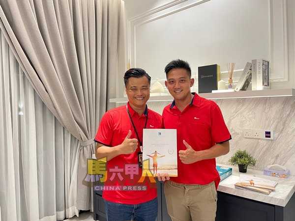 傅志豪(右)在李安翔陪同下,召开新闻发布会,宣布愉景湾第四B期项目已售出逾半。