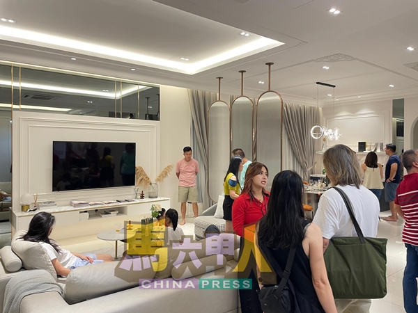 示范屋内部设计展示,呈现现代时尚与舒适并重的生活空间。