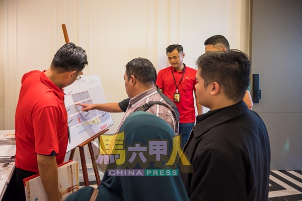 推介仪式上吸引众多民众前来参观与谘询。