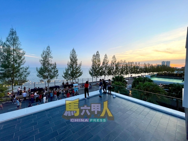 愉景湾第四B期双层半独立式洋房坐落海边,让住户可欣赏壮丽日落美景。