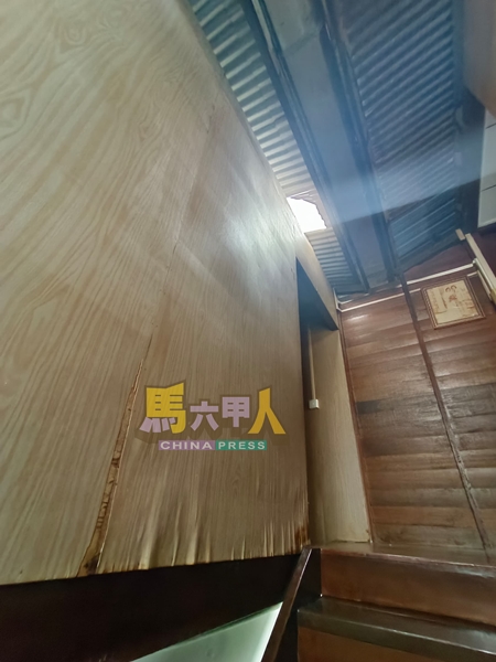 屋顶开天窗，雨水淋进屋内。