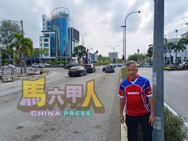 陈劲源:随着使用新路车流量的增加,当局有必要重新调整十字路口红绿灯的时间。