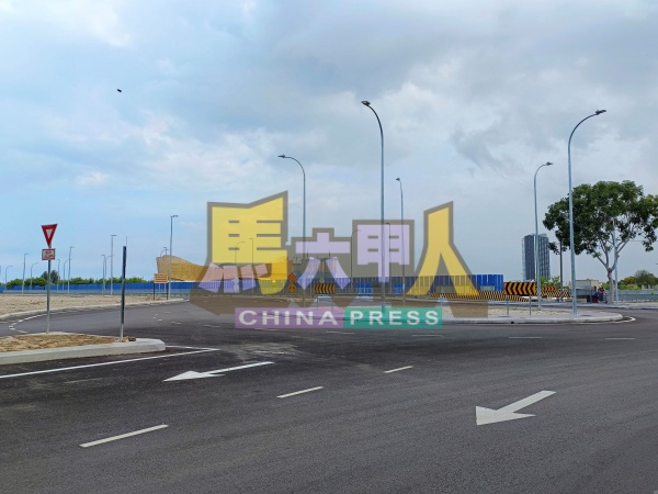 哥打沙班达交通圈衔接吉里望海峡庭苑的新沿海道路,正式通车了。