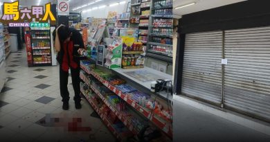 便利店疑遭抢劫 男店员被致伤流血