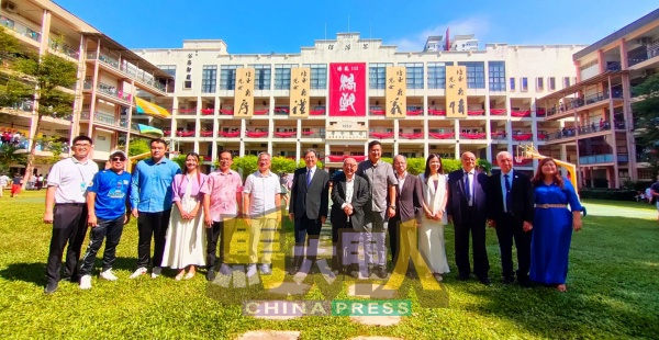 嘉宾出席培中“格致112”校庆第二天庆典。左起该校副校长王嘉显、妈咪大宝达集团执行董事拿督朱国升、郭子毅、林朝雁、刘志俍、邱培栋、史进福、培中董事会总务曾昭明、谢守钦、培中署理董事长萧汉昌、副总务吴文玲、董事会联络主任杨应俊、董事李聪平及校长黄雪莱。