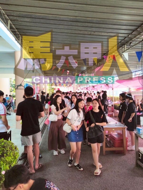 “格致112”校庆最后一天,培中慈善市集及义卖会依然“火力全开”,人山人海!