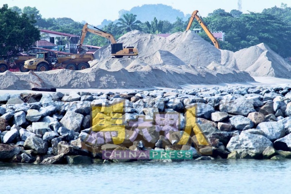当局在都昂河建设防浪堤工程。(图取自《今日马六甲》)