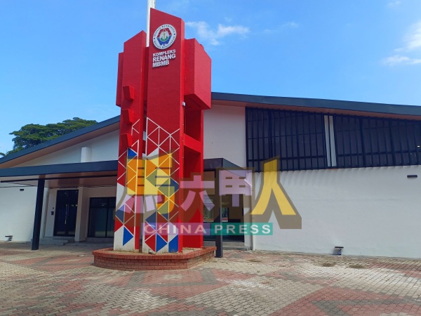 泳池旁的办公建筑物焕然一新。