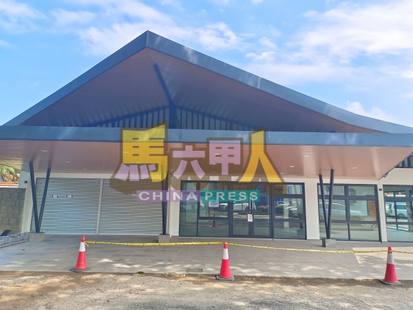 泳池大门深锁,外围拉起黄色警戒线。