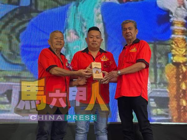 陈忠美(右)及杨德清(左)联合赠送贺盾给刘荣麟。
