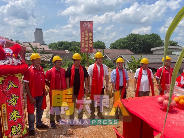 杨保泉(左起)、辛振雄、谢守钦、郭子毅、邱培栋、陈财鑫及黄庆顺,主持动土仪式。