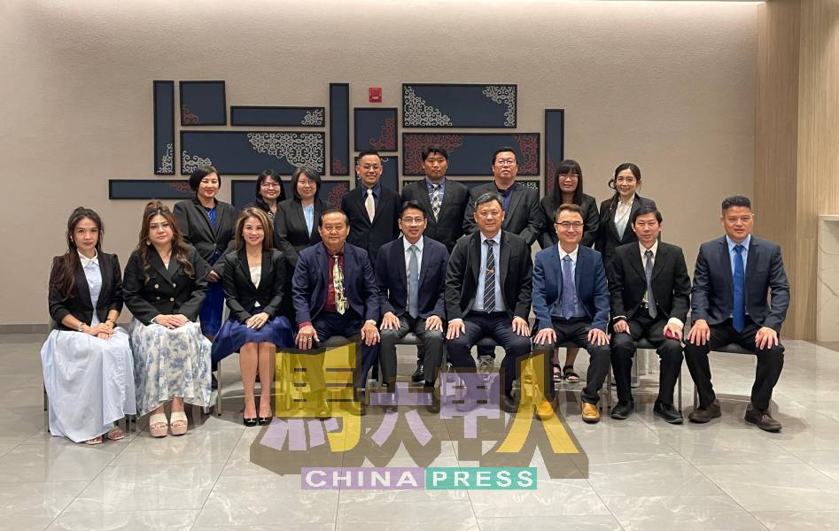 马六甲育民国民型中学第51届家协理事会。坐者左4起为颜贞强、李献及幸立雄。