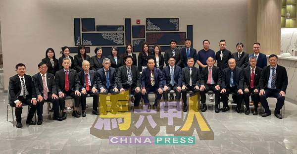 马六甲育民国民型中学三大机构成员合影。坐者左6起为林朝盛、颜贞强及李献等。