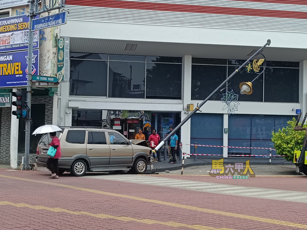 意外发生在河边街的大众银行前,当时也吓着路旁的游客。