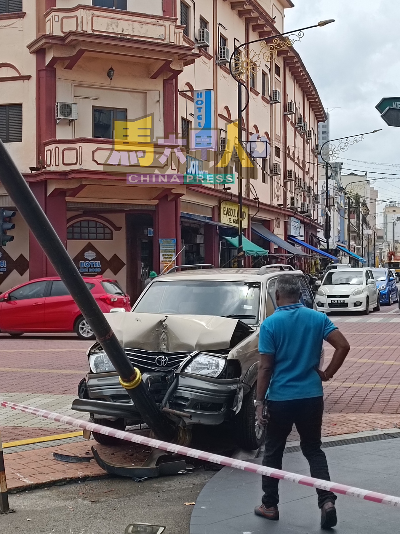 休旅车车头严重毁损。