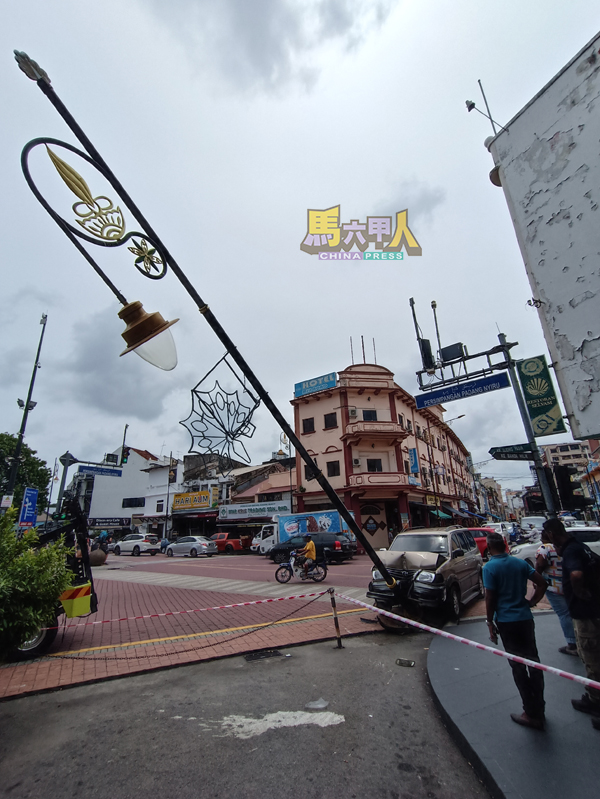 休旅车失控,撞毁市政厅电灯柱。
