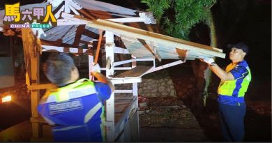 商贩收摊留手尾   没执照 路边摊违规    拆！