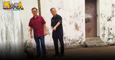 老街后巷沟渠积满油渍 发恶臭    居民游客需掩鼻过