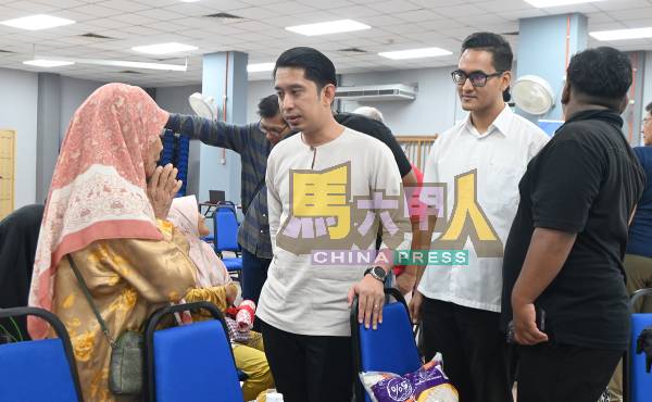 一名老妇向阿当阿里(左2起)及凯瑟,道出生活所面对问题。