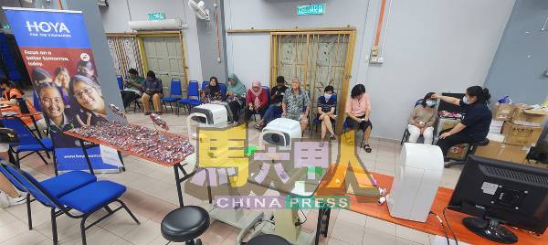 受惠者前来接受免费验眼服务及配制眼镜。