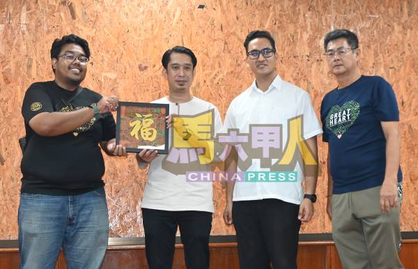 扎华威(左起)赠送纪念品给阿当阿里。右起是林荣时、凯瑟。