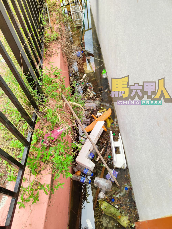 ■周围沟渠满是各种垃圾。