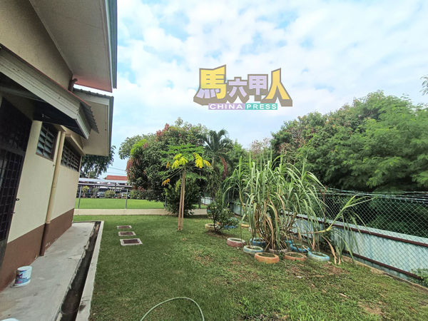 学前教育班的建筑与丛林毗邻,令人担忧影响师学的安全。